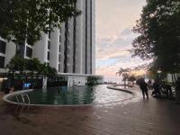 Sunset Seaview Suite 1BR with Balcony at The Shore KK - B&B Kota Kinabalu