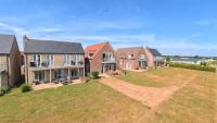 Lens Lookout - Seaview and Balcony - Part of the The Bay Filey Holiday Village with pool, gym and direct beach access, pub, restaurant, tennis and meadows walks - Chambres d'hôtes Filey