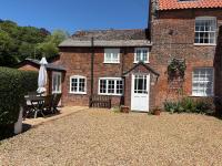 Stunning 3 bedroom 3 bath self catering cottage nr Stonehenge, Salisbury, Longleat, Avebury and Bath, Short walk to lovely village pub - Bed and Breakfast Pewsey