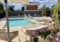 Valparaiso House with private pool 2-family fit - Bed and Breakfast Cunit