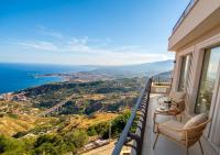 Habitación con cama grande y vistas al mar