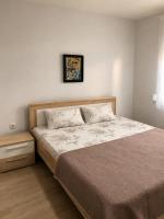 Cozy Apartment with Pool & Garden Retreat - B&B Skopje