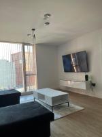 Balcony view Deluxe 2 Bed AO arena & Victoria Stn - B&B Manchester