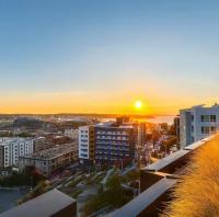Luxury Penthouse Downtown, Panoramic Views, Two Private Balconys, Short Walk To Lumen and T Mobile Park - B&B Seattle