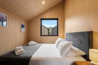 Ski Villa with Carpark 40, Stylish Alpine Base - B&B Queenstown