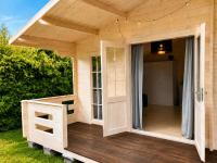 Sielanka nad jeziorem- prywatny domek blisko morza - B&B Jezierzany