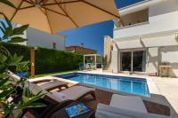 Luxury Villa Ginevra with pool and jacuzzi - by MVSVillas - B&B Vabriga