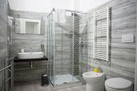 Tweepersoonskamer met 2 Aparte Bedden en Eigen Badkamer