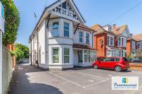 TREE TOPS by BOURNECOAST - A First Floor Holiday Apartment Close to the Sandy Beaches and Shops - FM4036 - Chambres d'hôtes Bournemouth