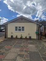 Studio Sleeps 2 with Free Parking and Garden - B&B Woking