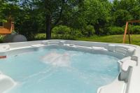 Trail House with Hot Tub, Sauna, Wellness Room & EV - Bed and Breakfast Long Pond