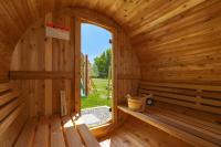 Trail House with Hot Tub, Sauna, Wellness Room & EV - Bed and Breakfast Long Pond