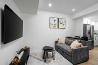 Modern 2 BR Basement Suite in Northwest Calgary - Ferienwohnung Calgary