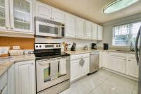 Family Townhouse - Minutes to 7Mile Beach - Chambres d'hôtes George Town