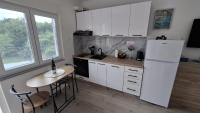 Zimmer mit Kingsize-Bett und Balkon