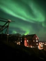 Apartment with stunning mountain, sea and city views of Henningsvær - Chambres d'hôtes Henningsvær