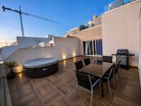 Exclusive Penthouse Jacuzzi Rooftop San Julian - B&B St. Julian's