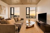 Stature 2BR Level 14 - Pool, Gym, Balcony & Views - B&B Melbourne