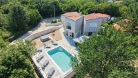 Modern villa with heated pool, whirpool in quiet area - by Traveler tourist agency Krk ID 2180 - Chambres d'hôtes Gostinjac