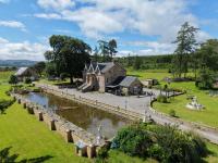 The Doune, Luxury Traditional Country House with hot tub - B&B Inverness