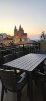 Modern Apartment with Stunning Mellieħa Church Views, Distant seaviews & Terrace - B&B Mellieħa