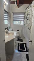 P&N Suites - DELUXE QUEEN ROOM- LONDON-Renovated - B&B Edmonton