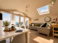 Pet-Friendly 3-Bed Home with Balcony - Walk to Beach & Golf - Bed and Breakfast Westward Ho!