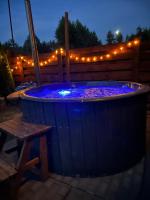 Mazury Dom Oluś nad jeziorem Sasek Wielki z gorącą balia z funkcją jakuzzi - Bed and Breakfast Szczytno
