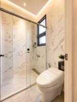 Zimmer mit Queensize-Bett und Balkon
