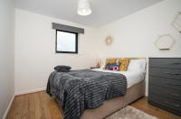 Stylish 2BR Flat Sleeps 4 with Parking Kinning Park - Ferienwohnung Glasgow