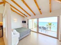 Suite met Kingsize Bed en Uitzicht op Zee