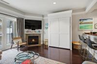 Experience comfort in King Suite 357, a cozy Bay Harbor retreat for 6. - B&B Petoskey