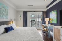 Experience comfort in King Suite 357, a cozy Bay Harbor retreat for 6. - B&B Petoskey