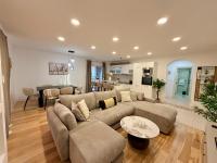 Golden Light Residence - Luxury Spacious Holiday Condo with Sea view - B&B Pržno