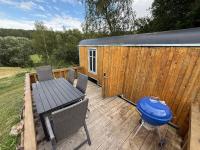 Netradiční ubytování v maringotce mezi pastvinami - B&B Vyšší Brod