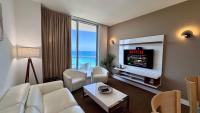 Luxury Penthouse Oasis - Oceanfront Views & Resort Perks - 25 min to FIFA - B&B Sunny Isles Beach