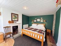 Coastal Cottage Retreat Steps from the Beach - Pass the Keys - B&B Kirkcudbright