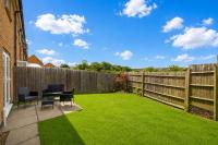 Stylish House • Sleeps 5 • Driveway Parking • Work Desk • Fast WiFi • Self-Check-In • Yoko Property - Chambres d'hôtes Northampton