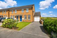 Stylish House • Sleeps 5 • Driveway Parking • Work Desk • Fast WiFi • Self-Check-In • Yoko Property - Chambres d'hôtes Northampton