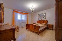 Estudio con cama extragrande y sofá cama