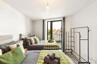 Luxuary 2BR Apt Sleeps 9, Wembley and Park Views - Chambres d'hôtes Preston
