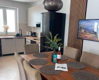 Modern and spacious 3-bedroom apartment with balcony & garden near beach - B&B Malinska