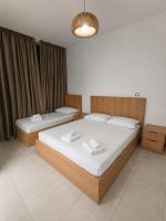 Budget Beach Room-Santorini 5 min walk from Sea - B&B Dhërmi