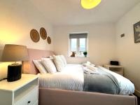 2 Bedroom House - Private Parking - B&B Sandbach