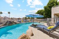 Resort-Style 5BR FREE Pool Heat Putting Green - B&B Glendale
