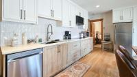 Log Style Home with Hot Tub by StayIn - Bed and Breakfast Radium Hot Springs