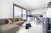 Bright Stylish Flat With Balcony & Shared Pool - B&B Tríkomo