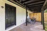 Contemporary Arlington Stay - Walk to AT&T Stadium - Free Parking - Bed and Breakfast Arlington