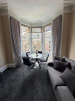 Spacious 3 bedroom flat on Marchmont Road - B&B Edinburgh