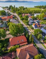 Pávics Apartmanok - B&B Balatonboglár